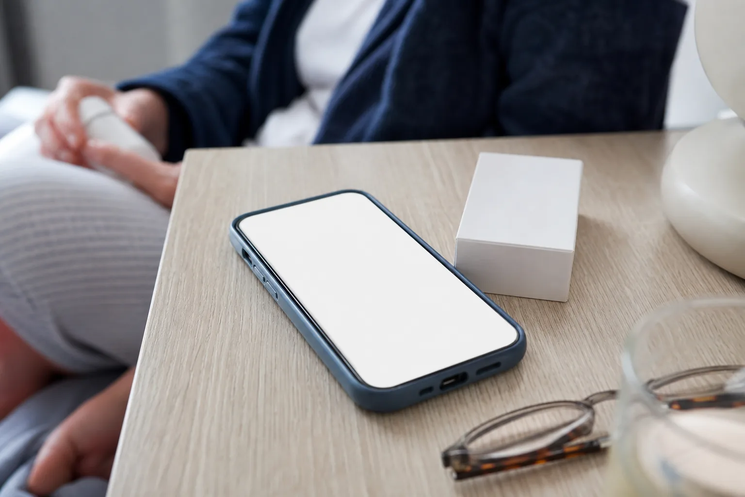 Telefon z kodem e-recepty obok opakowania leku na stole