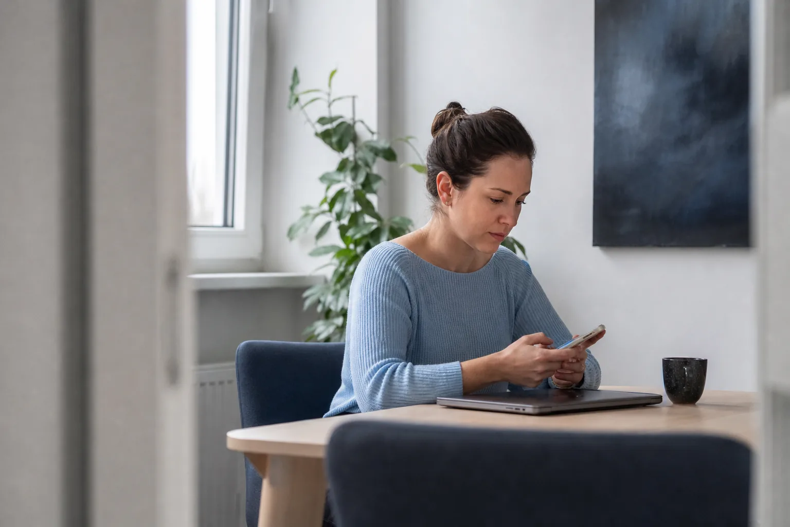 Pracownik biura w przerwie rozmawia z lekarzem na laptopie